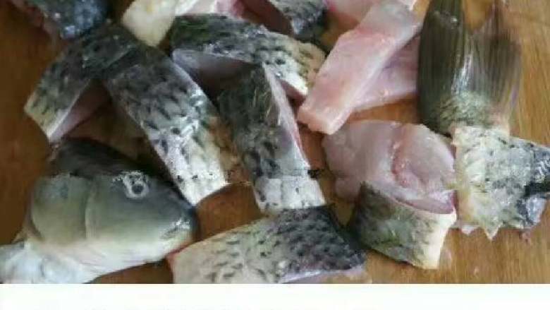 浩家红烧鱼块+#有个故事＃,将杀好的鱼切块，备用