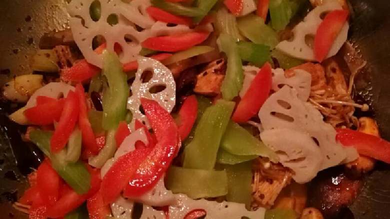 少油版麻辣香锅,然后把焯过水的蔬菜放入翻炒。(我不小心把莴笋也给放进去了,莴笋和<a style='color:red;display:inline-block;' href='/shicai/ 120'>豆芽</a>应该最后放入)