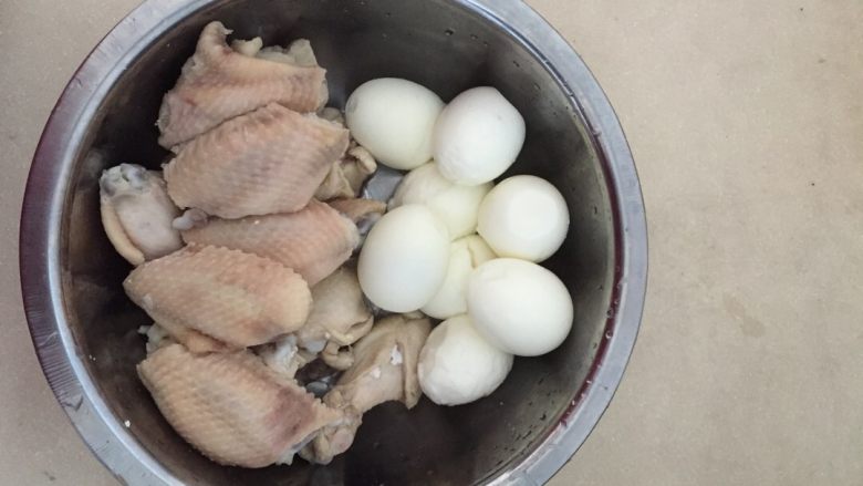 卤味,<a style='color:red;display:inline-block;' href='/shicai/ 96'>鸡翅</a>、<a style='color:red;display:inline-block;' href='/shicai/ 1053'>翅根</a>洗净焯水，起锅用急自来水冲30秒，沥水备用；<a style='color:red;display:inline-block;' href='/shicai/ 9'>鸡蛋</a>水煮至熟，剥壳备用