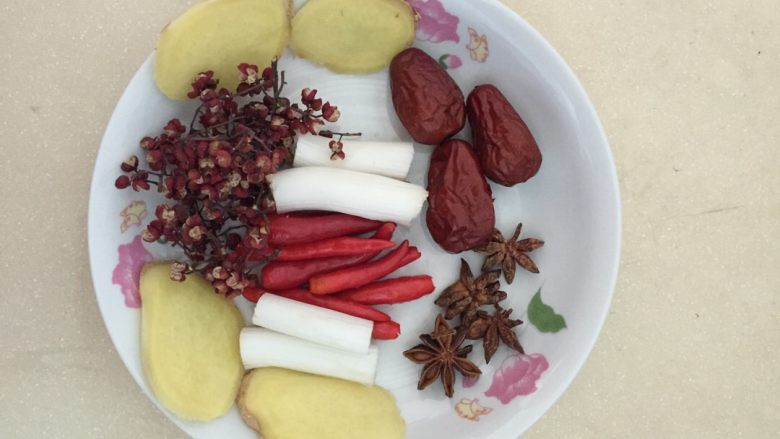 卤味,准备卤水配料：辣椒🌶️切段，生姜切片，<a style='color:red;display:inline-block;' href='/shicai/ 700'>花椒</a>、<a style='color:red;display:inline-block;' href='/shicai/ 695'>八角</a>、葱段、<a style='color:red;display:inline-block;' href='/shicai/ 2470'>红枣</a>