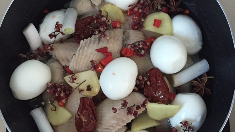 卤味,鸡翅、翅根、鸡蛋以及卤水配料放锅中，先加淹没鸡翅鸡蛋一半的清水