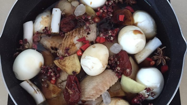 卤味,调味汁配比：加生抽8汤勺，老抽4汤匙，陈醋3汤匙，蚝油2汤匙，冰糖1.5汤匙，盐半汤匙（可不加），加完所有调料应该刚好覆盖了鸡翅鸡蛋，如果还未覆盖，添加清水至完全覆盖