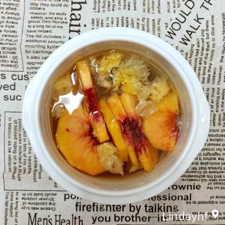 黄桃银耳枸杞汤,将上述材料放入隔水电炖锅中,加水至炖锅内壁的3/4。