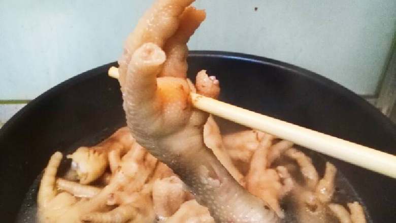 一爪两吃: « 泡椒鸡爪 »,水开后煮5分钟即可,用筷子能轻易插入就没问题了