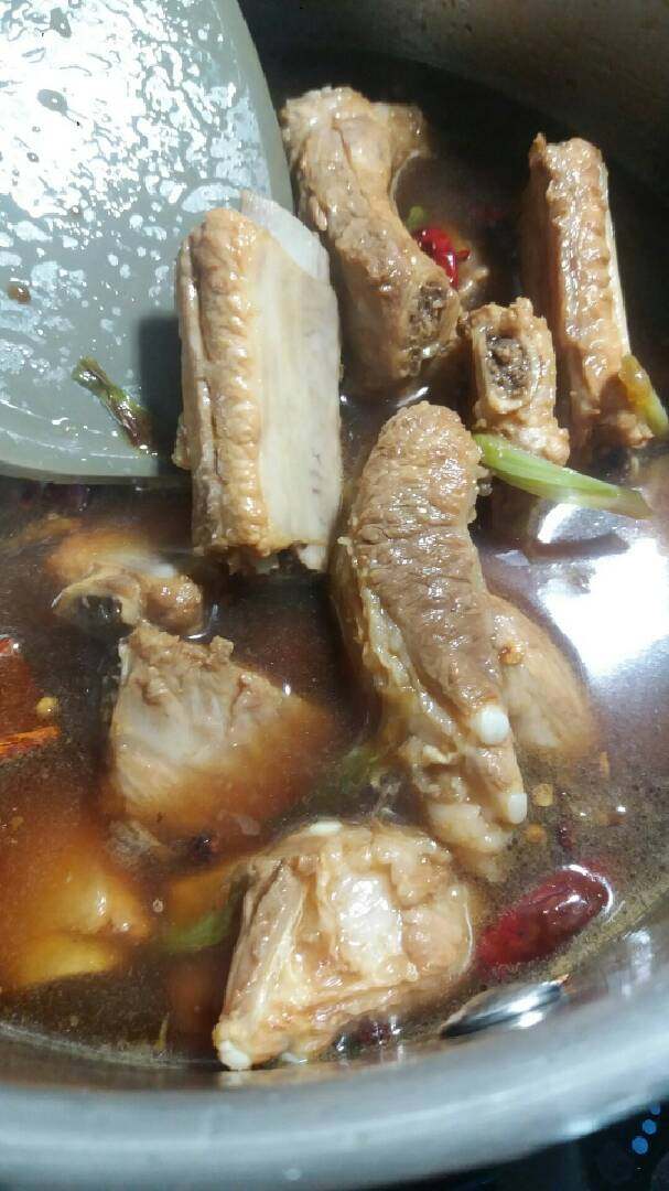“糖醋排骨”绅士私房菜,接下来放入400毫升的开水,大火转中火焖至40分钟待汤汁浓稠后即可出锅。