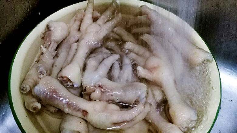 一爪两吃: « 泡椒鸡爪 »,过凉水,用冰水最佳,不停冲洗,去除浮沫,去除角质,不然影响口感的,凉水泡发至少半小时,多换水