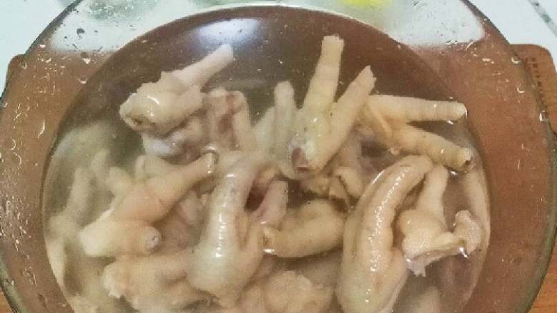 一爪两吃: « 泡椒鸡爪 »,泡一会,会变得更白