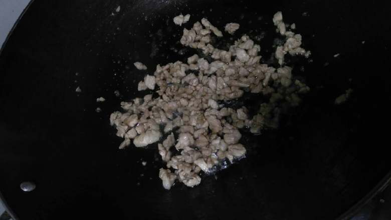 肉末豆腐+#有个故事#,锅中倒入香油,倒肉末翻炒片刻