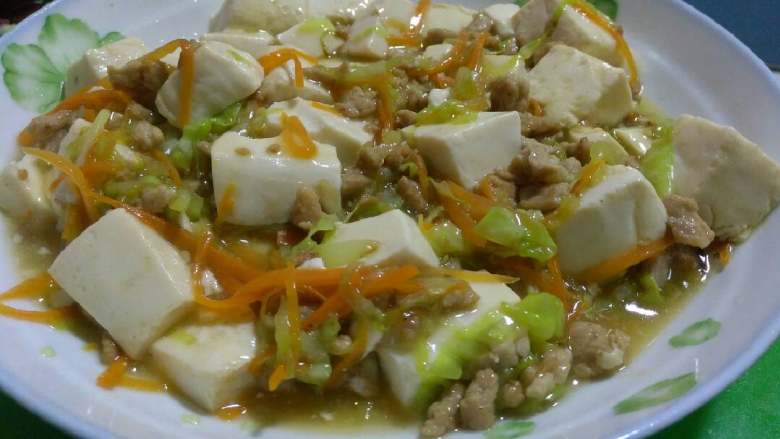 肉末豆腐+#有个故事#,最后倒豆腐,盐一起翻炒一会,接着倒入生粉水炒均即可!