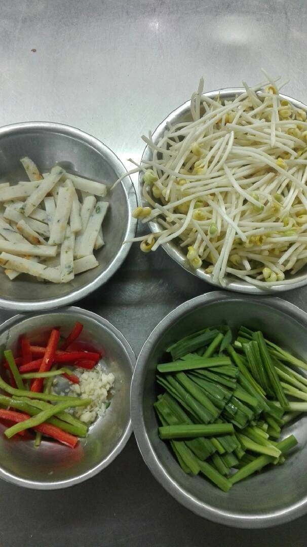 豆芽炒鱼松,鱼松改刀,韭菜切段,彩椒切丝。