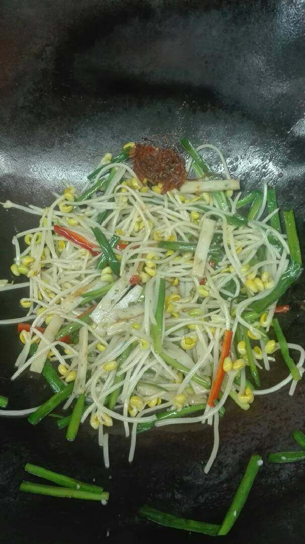 豆芽炒鱼松,鱼松拉油,豆芽沸水,净锅少油下韭菜,彩椒炒香,下豆芽鱼松,味精,蚝油,糖,生抽,搅拌均匀撒上XO酱即可出锅