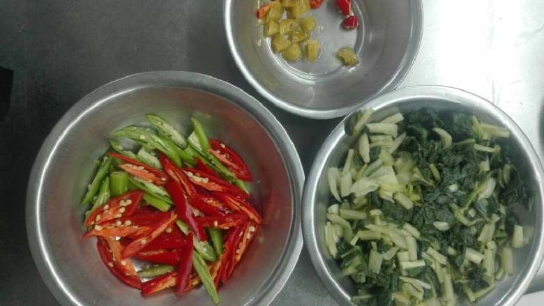 冬腌菜炒杭椒,冬腌菜洗净切段,杭椒一开二,野山椒切段