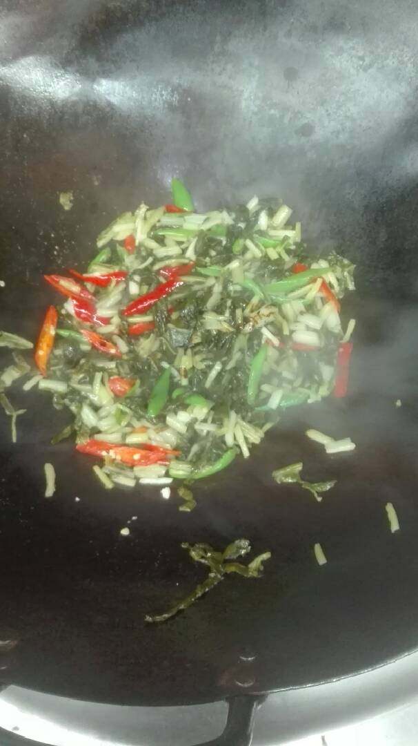 冬腌菜炒杭椒,冬腌菜先沸水，在炒干水分待用，净锅少油放猪油炒杭椒和野山椒，在下冬腌菜，放蚝油，味精，鸡粉，生抽老抽，炒香即可出锅