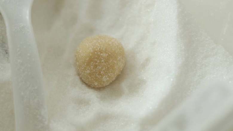 意大利手工杏仁饼,搓成每个20克的小球,先在细砂糖里滚一圈。