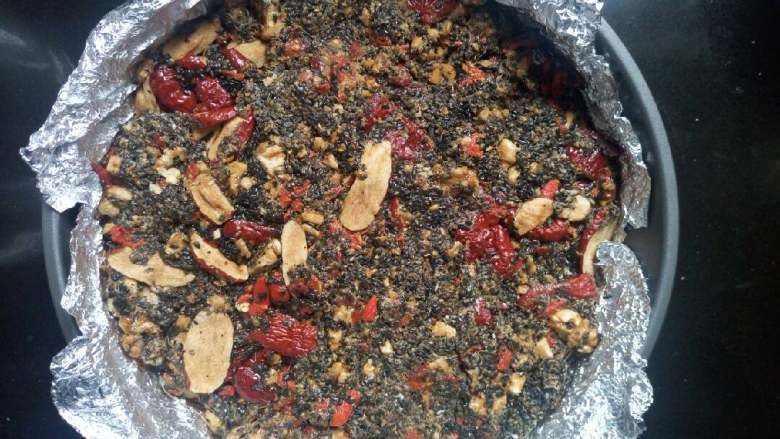 阿胶膏,在盆中放点香油增加香气,用食用油摸均匀