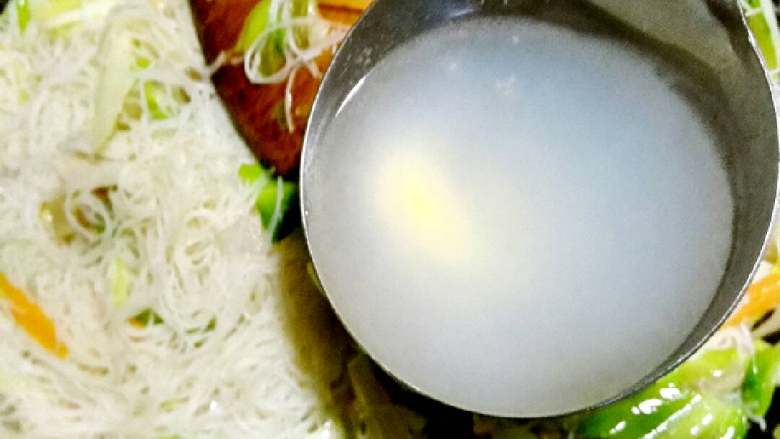 仕锦炒粉+#春意绿#,喜欢软些的友友可以这时候加水或高汤，我加的是花蛤冬瓜汤，(加多少量主要看你米粉有多少，盖上锅盖焖一，两分钟即可