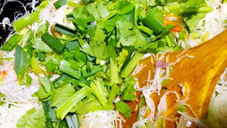 仕锦炒粉+#春意绿#,倒入少量，生抽，为了提色，(我倒的是宝宝酱油)味精，不宜太咸哦，最后放入芹菜，蒜苗，再拌下就可以出锅了