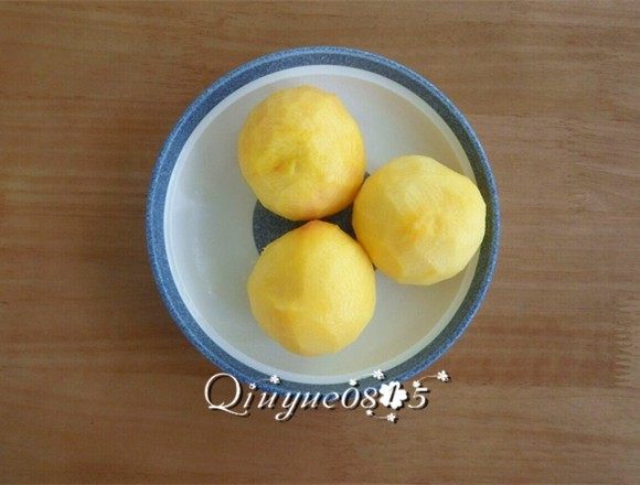 自制纯天然黄桃罐头#有个故事#,黄桃削去外皮