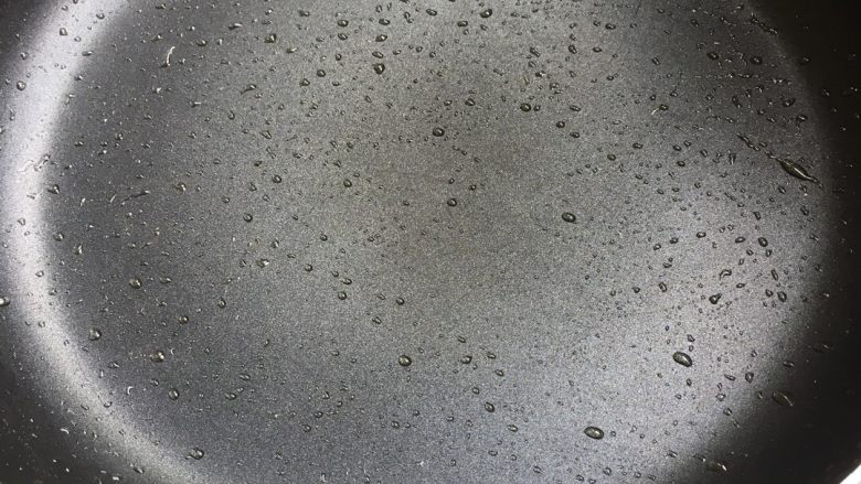 罗宋汤#有个故事#,另起油锅烧热放入适量面粉炒熟(掌握火候别炒糊了)