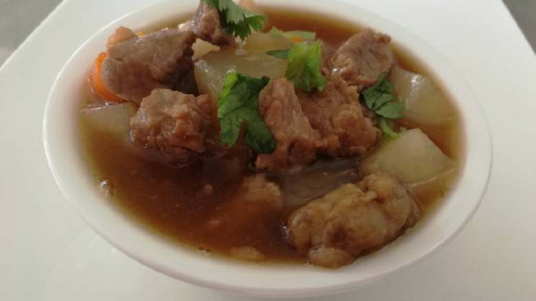 牛腩炖白萝卜,牛肉放入花椒大料葱姜蒜香叶加水用高压锅压熟，<a style='color:red;display:inline-block;' href='/shicai/ 26'>白萝卜</a>去皮切块，还可以放些胡萝卜块又有营养又漂亮。牛肉压熟后把汤倒入勺中加入<a style='color:red;display:inline-block;' href='/shicai/ 26'>白萝卜</a>胡萝卜煮十五分钟，萝卜成熟后倒入牛肉加入盐鸡粉调味，出锅撒点香菜。