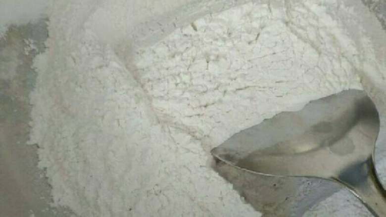 奶香椰蓉球,糯米粉放锅里小火炒熟,微黄就可以了。