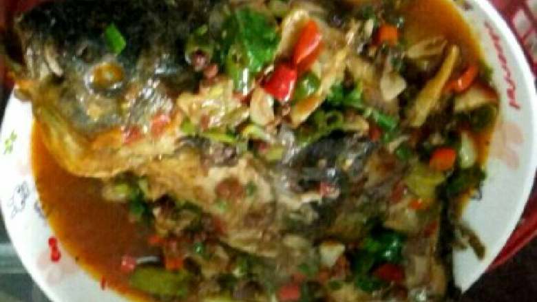 炸鲫鱼,把鱼洗干净，放少油，把鱼放在锅里等炸一会，放盐，再翻个面轻轻的不要把鱼皮犯翻坏，放盐，再翻，直到把鱼炸熟，把炸熟的鱼放在盘里备用，