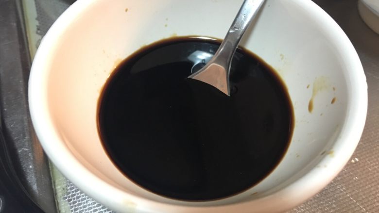 「吃货久久」加土豆更好吃的豆角焖面,准备一碗调汁:生抽 老抽 蚝油 料酒 拌匀