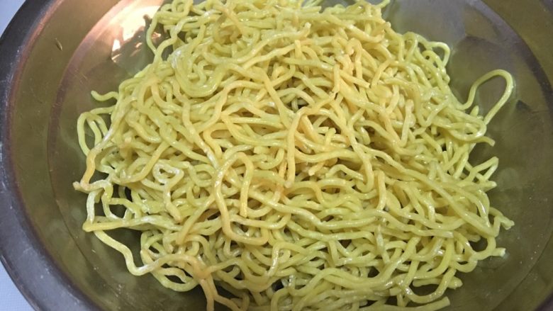 「吃货久久」加土豆更好吃的豆角焖面,有手擀面更好 我用的日本拉面 淋一点橄榄油 拌匀