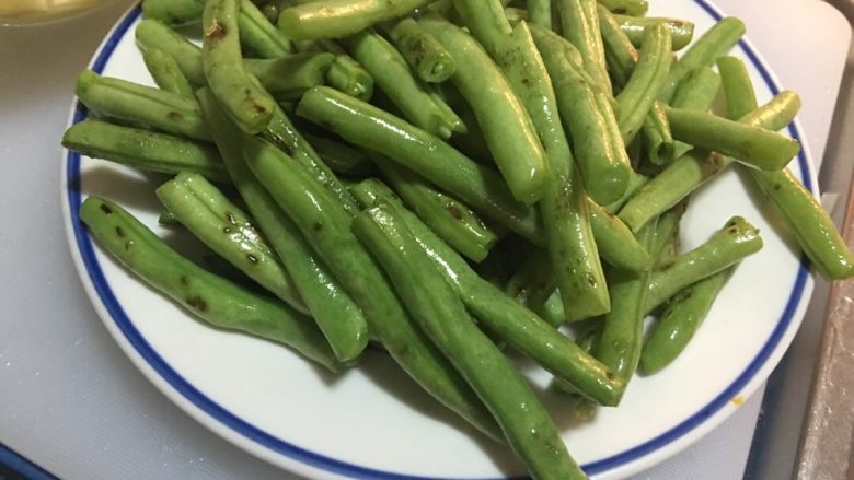 「吃货久久」加土豆更好吃的豆角焖面,炒香 至稍微皮闻到香味起锅