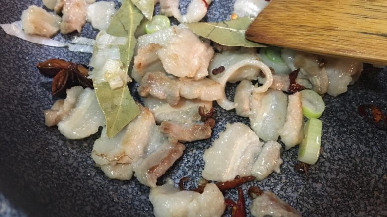 「吃货久久」加土豆更好吃的豆角焖面,肉边微微翘起 炒变色 倒入配料(大葱留一半 大蒜不加)