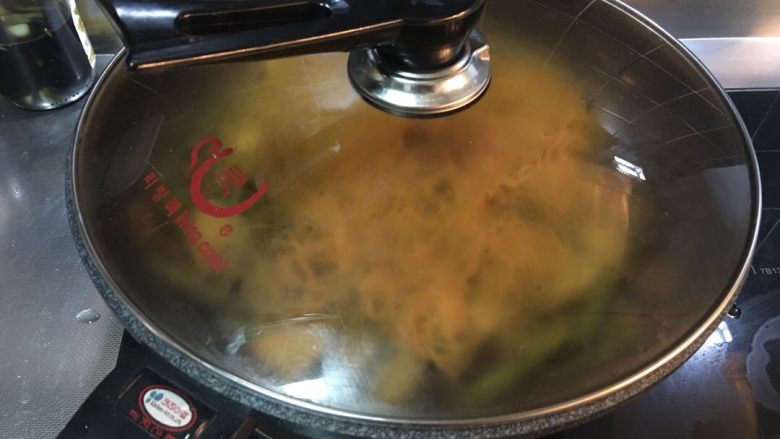 「吃货久久」加土豆更好吃的豆角焖面,上盖 中火10-15分钟