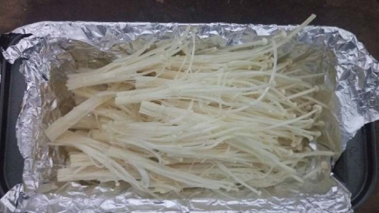 锡纸耗油金针菇,锡纸底部均匀涂抹食用油，