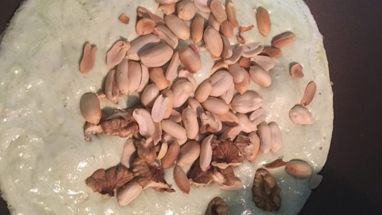 花生核桃牛扎糖,成功拌匀后加入熟核桃仁和花生米,我家都喜欢吃整的,后期切半,你们也可以提前碾碎放入里面