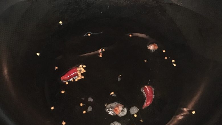 白菜木耳炒猪肉,炝锅