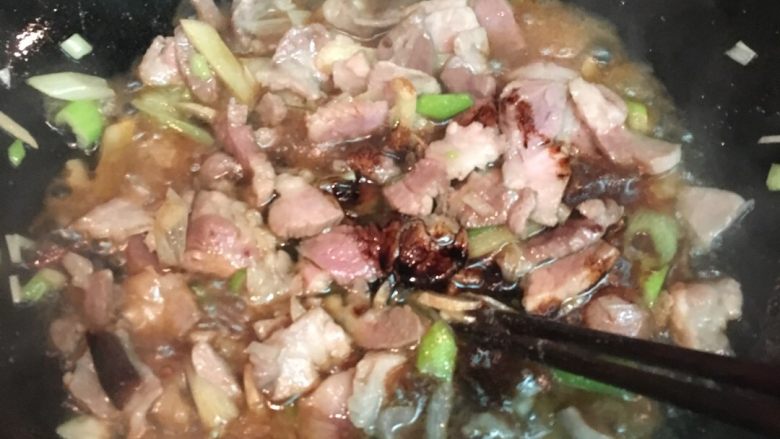 白菜木耳炒猪肉,放入 盐 料酒 生抽 老抽