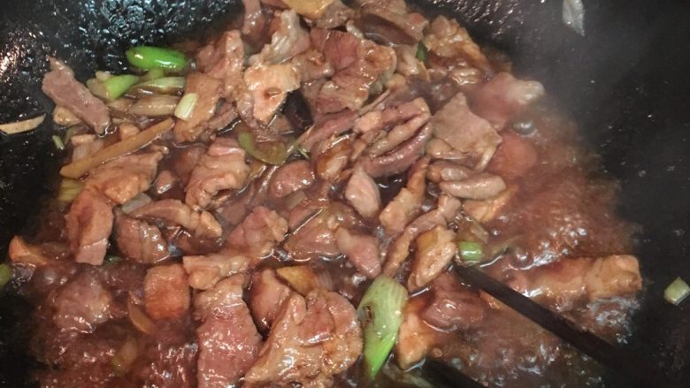 白菜木耳炒猪肉,翻炒均匀