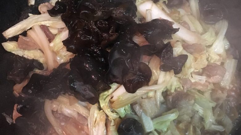白菜木耳炒猪肉,白菜八分熟时放入木耳 炒会儿