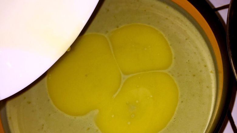 抹茶千层蛋糕,黄油隔水融化,加入其中,迅速搅拌