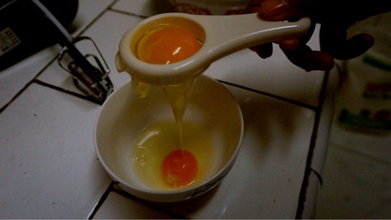 抹茶千层蛋糕,取蛋清液四个,80克糖,打发