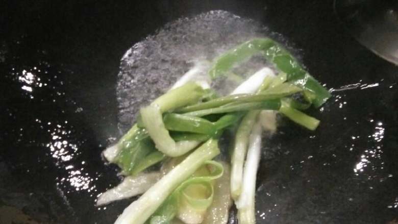 冷菜·卤香菇,放底油煸香葱姜蒜