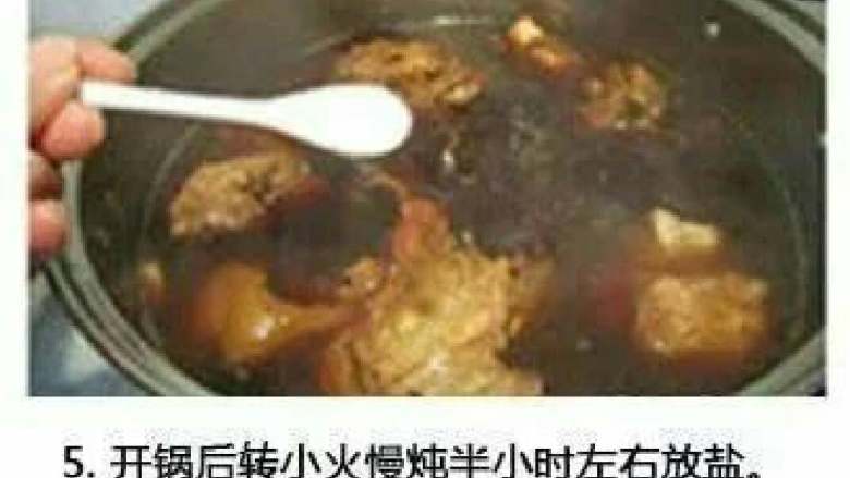 自制酱大骨头+#有个故事#,开锅后。慢火炖半小时,加盐,直到炖熟。