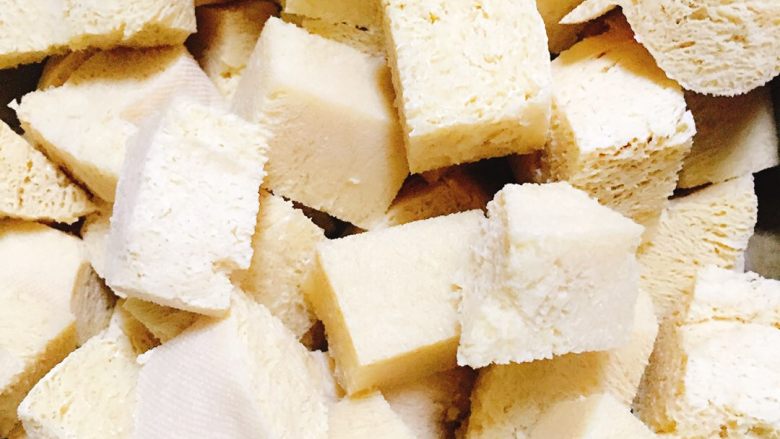 ♒︎快手菜♒︎麻辣冻豆腐🌶,<a style='color:red;display:inline-block;' href='/shicai/ 469'>冻豆腐</a>用<a style='color:red;display:inline-block;' href='/shicai/ 156925'>水</a>缓开以后切块备用