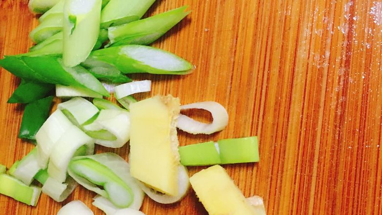 ♒︎快手菜♒︎麻辣冻豆腐🌶,<a style='color:red;display:inline-block;' href='/shicai/ 3250'>葱</a>，<a style='color:red;display:inline-block;' href='/shicai/ 37'>姜</a>，蒜切好备用