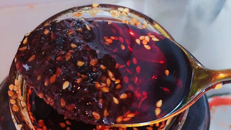 ♒︎快手菜♒︎麻辣冻豆腐🌶,我这个是麻辣香锅料，取两勺放水里混匀备用（没有的也可以用辣椒面红辣椒丝酱油之类调好炒出来味道也不错）