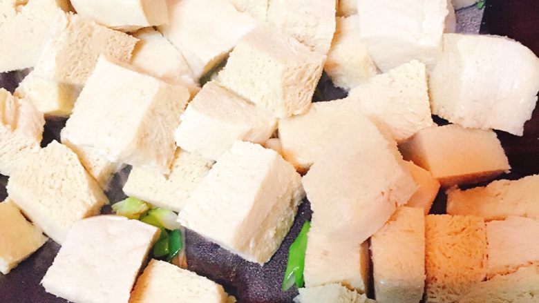 ♒︎快手菜♒︎麻辣冻豆腐🌶,放入冻豆腐翻炒