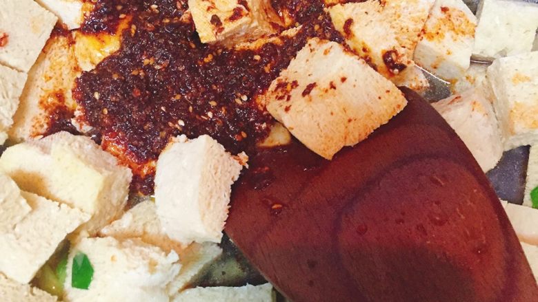 ♒︎快手菜♒︎麻辣冻豆腐🌶,放入麻辣料翻炒