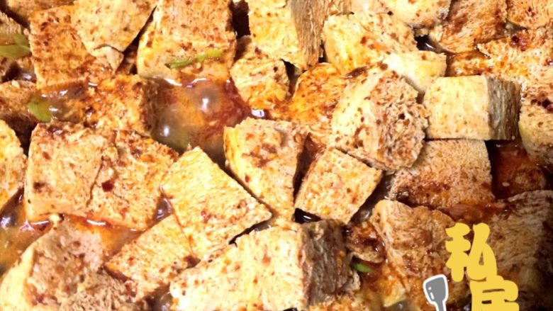 ♒︎快手菜♒︎麻辣冻豆腐🌶,出锅前放入少许盐和味精翻炒一下就可以吃咯，，吃的时候你会尝到麻辣味完全让冻豆腐吸收好吃的呦快来试下吧😘💕