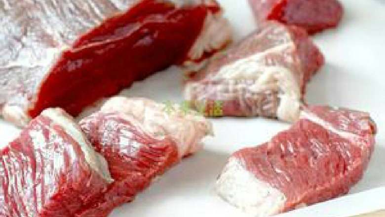 家常烧牛肉 ,1.选曹县当地所产的大黄牛。一是要嫩牛,二是要只取4条腿上的多腱核肉。不是本地的取相应的牛肉代替。