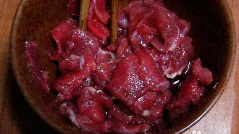家常烧牛肉 ,2.原料备好后并不是立即入锅烧煮,而是将鲜牛肉切成重10至15克的肉块,放进缸里,用盐代替硝盐,热天腌2天,天冷时腌5、6天