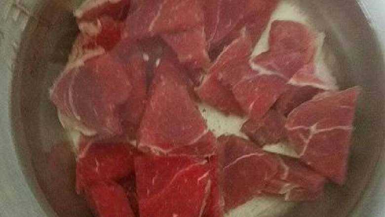 家常烧牛肉     ,3.腌好的肉块用井水浸泡，去尽血污，再入汤锅煮制
汤锅内加大料、<a style='color:red;display:inline-block;' href='/shicai/ 3762'>白芷</a>、<a style='color:red;display:inline-block;' href='/shicai/ 3764'>草豆蔻</a>等10多味香料和中药材。烧时文武火兼用，时间需3至4小时